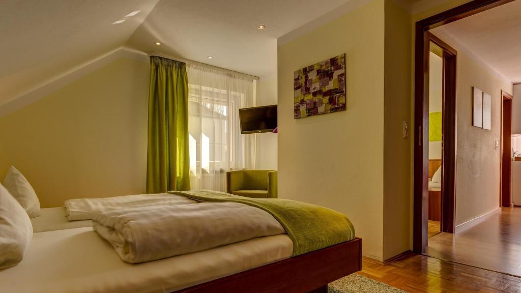 Hotel Restaurant Weihenstephaner Stuben Landshut Room photo