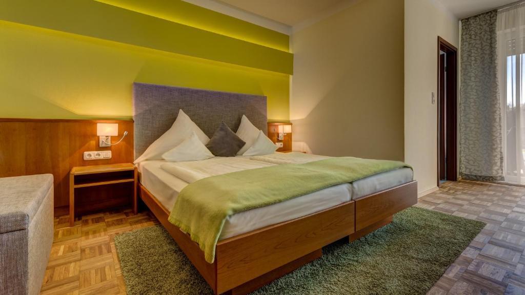 Hotel Restaurant Weihenstephaner Stuben Landshut Room photo